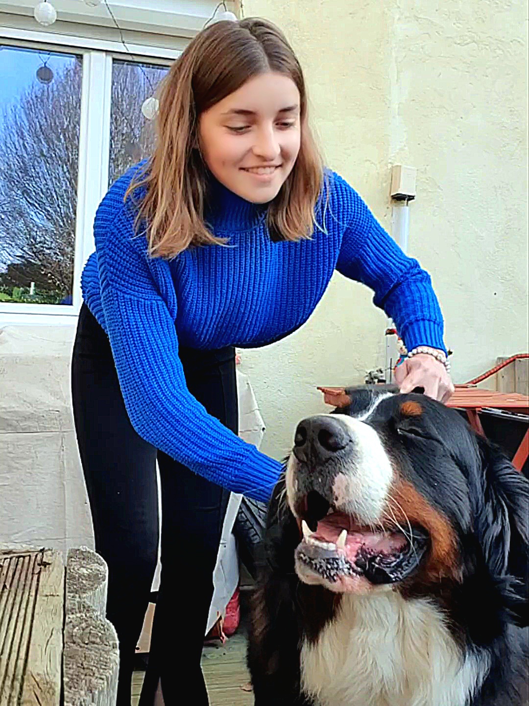 Romane, la fondatrice qui s'occupe d'un chien 